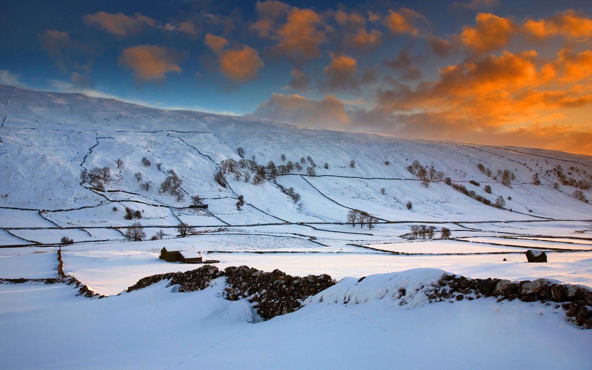 Снег холмы. Заснеженные холмы. Зима холмы. Британия зимой природа. Природа Англии зимой.