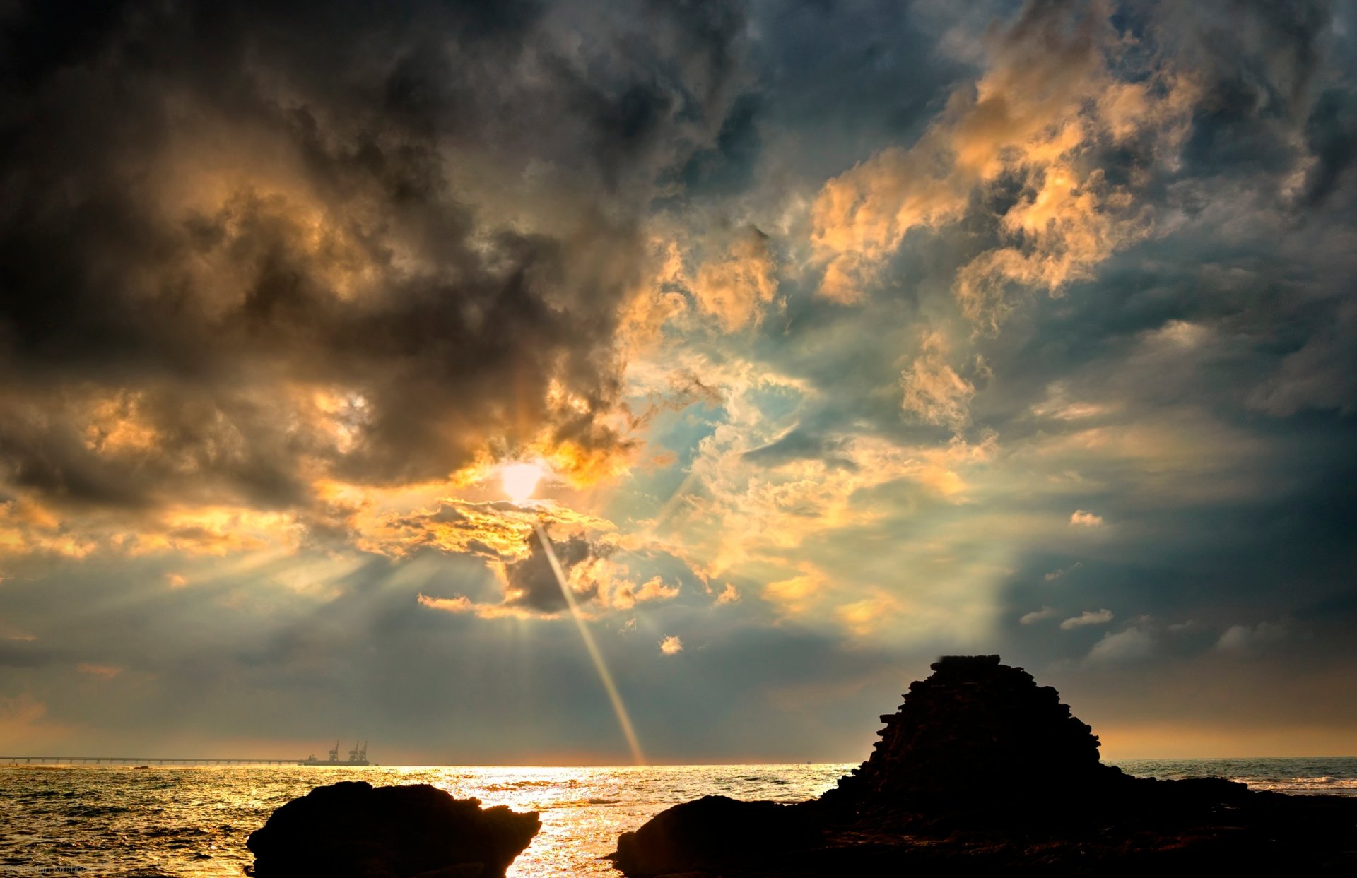 mer vagues navire ciel nuages