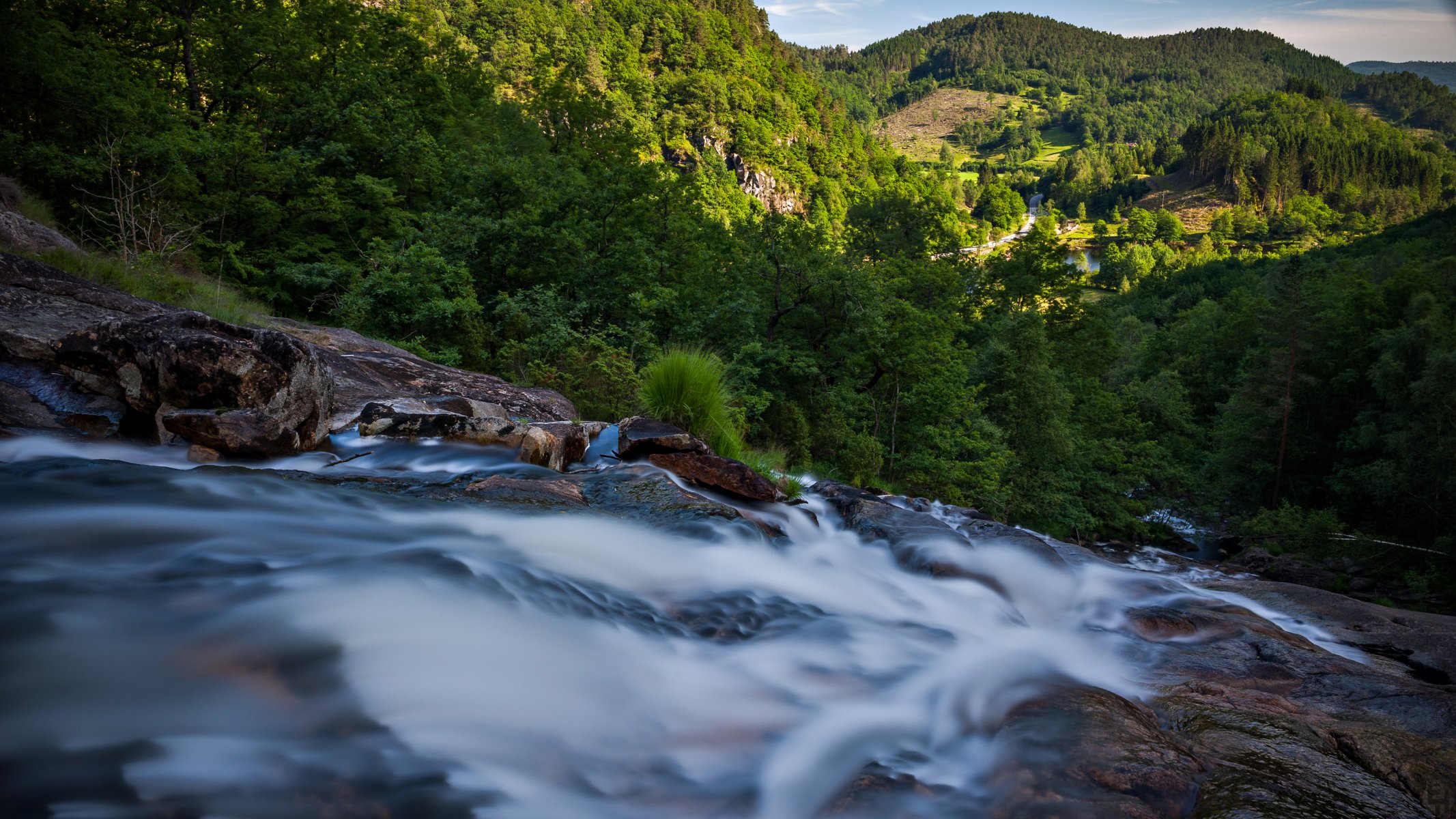 montagnes arbres cascade pierres