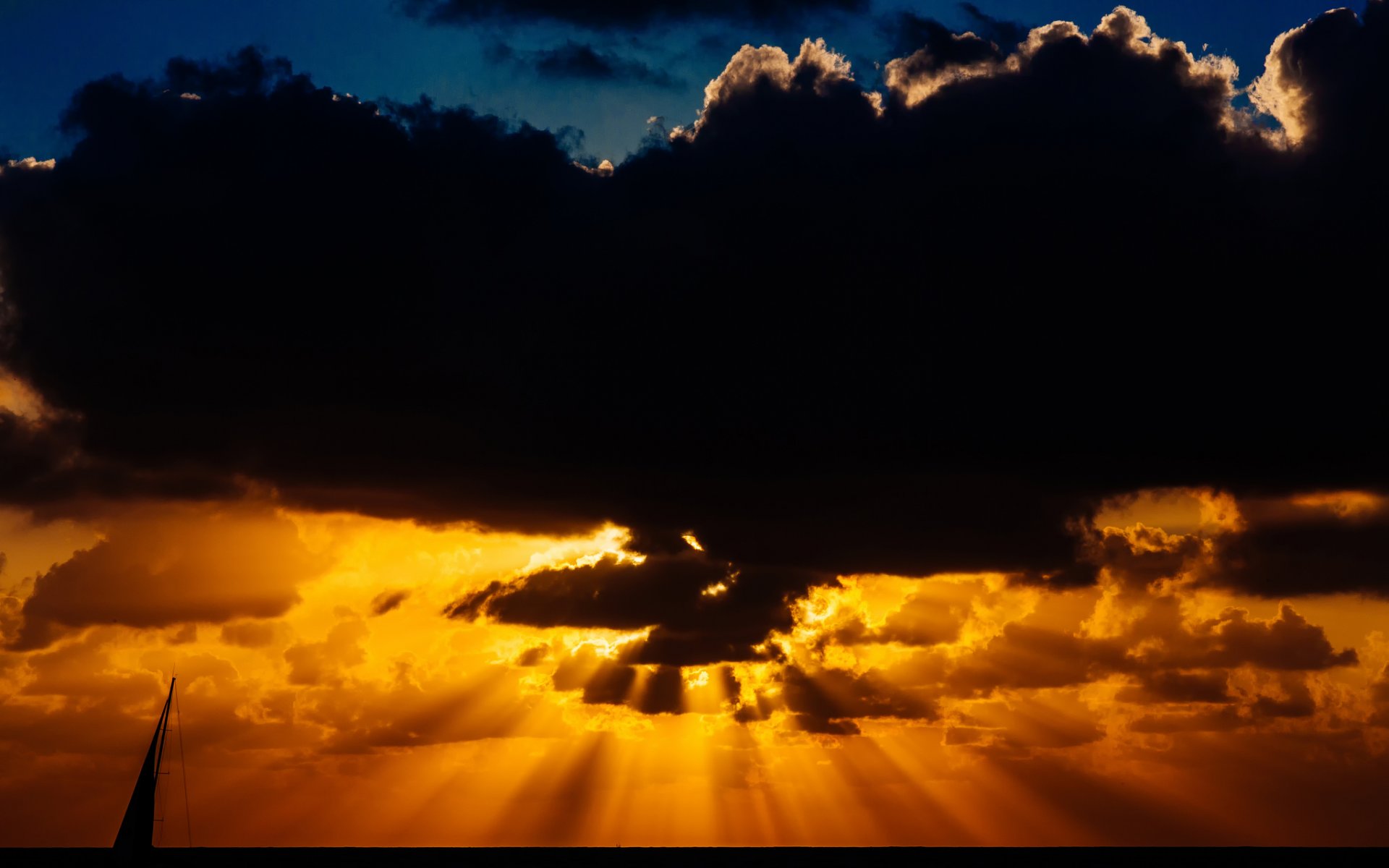 ciel nuages rayons du soleil voile horizon