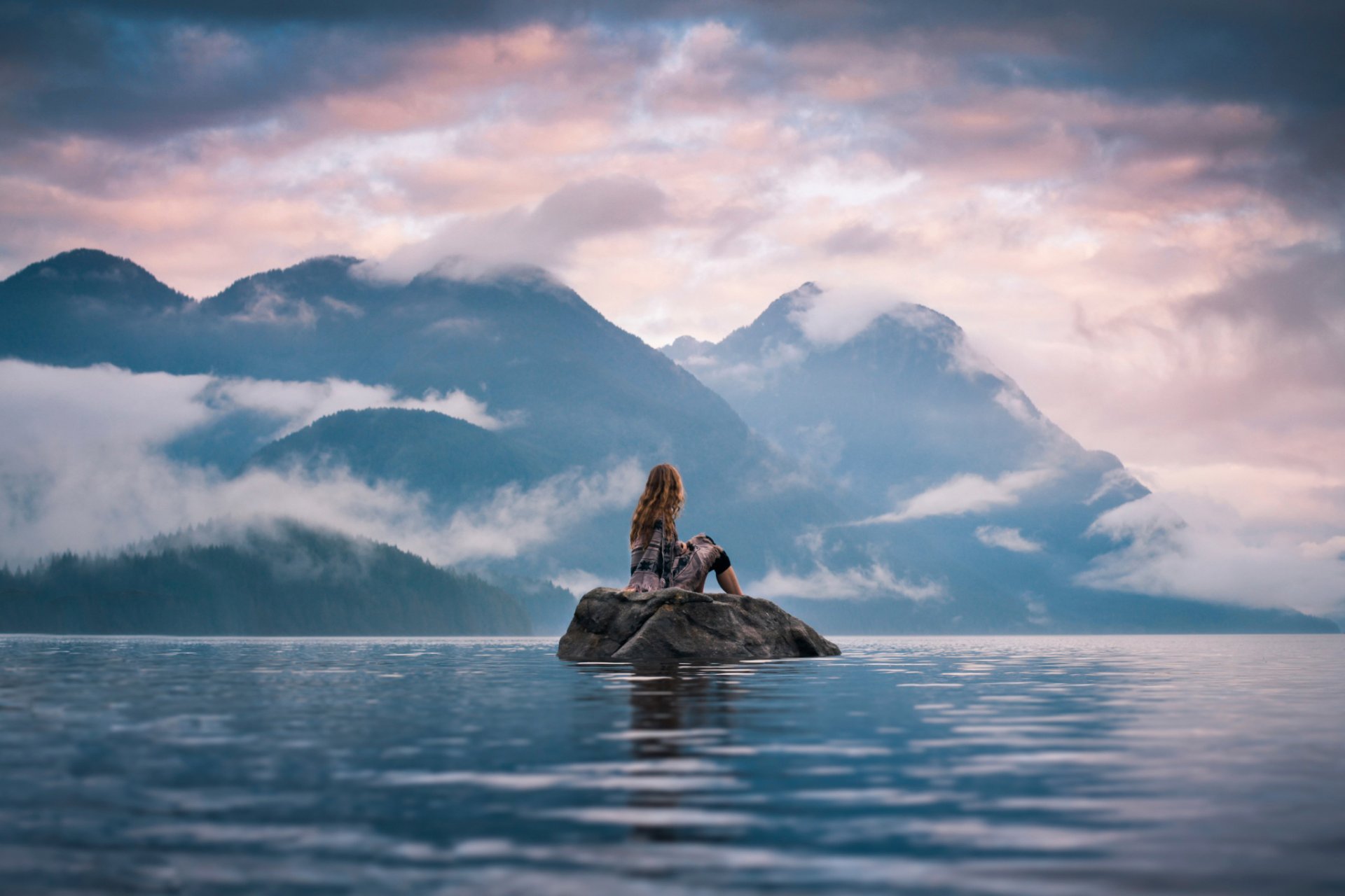 momento tranquillo ragazza pietra isolotto paesaggio montagne dal vista lizzie gadd