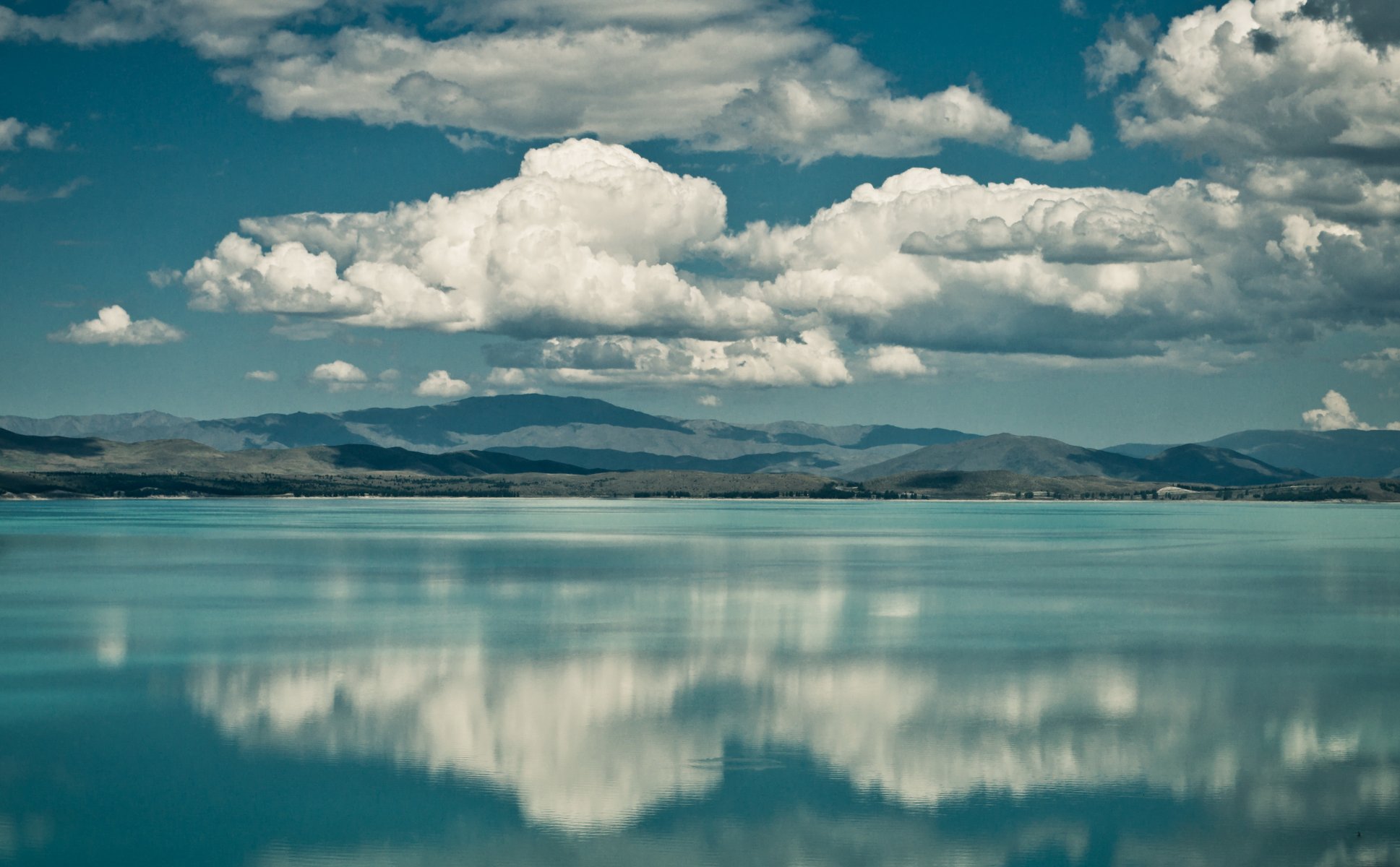 montañas lago nubes reflexión