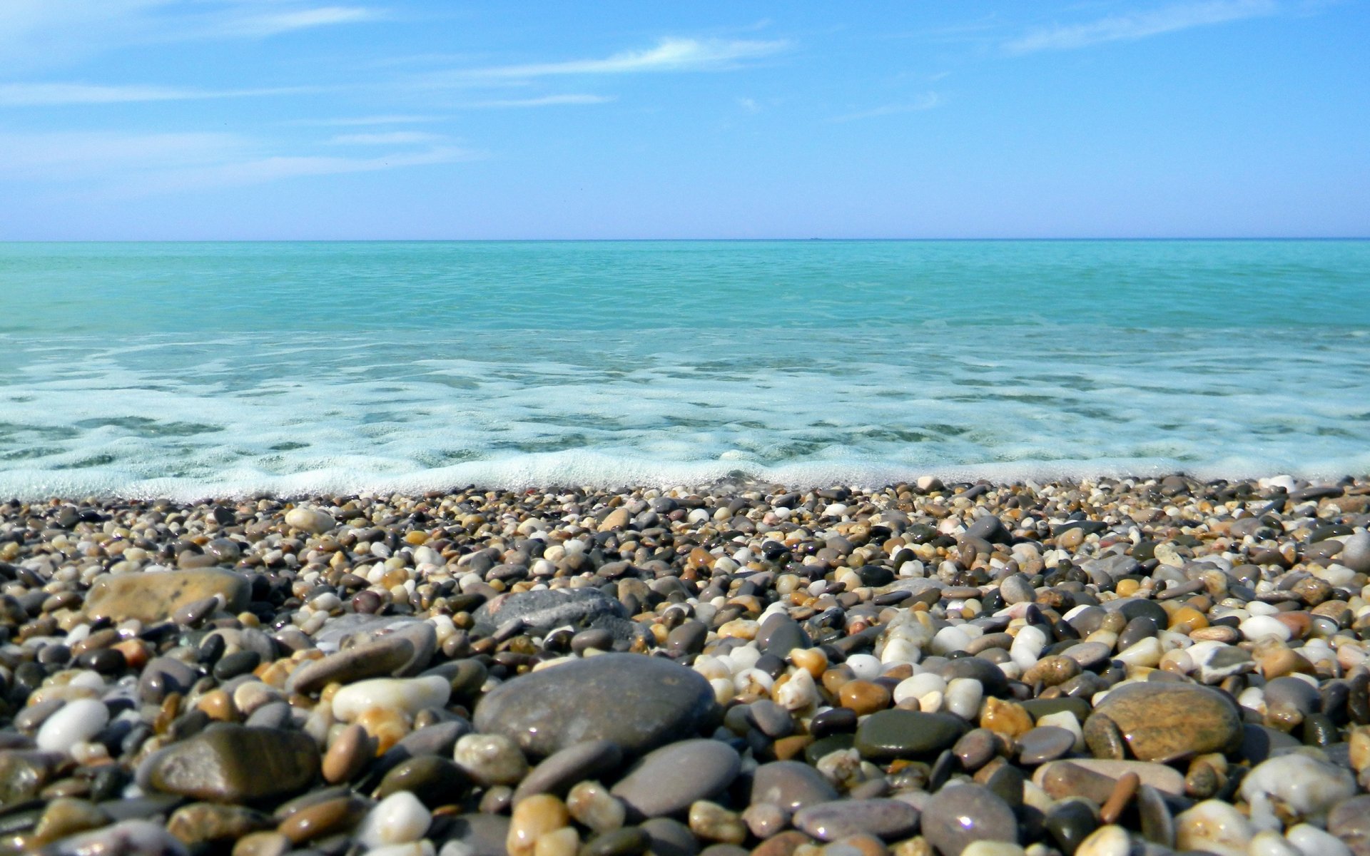 море берег пена галька камни штиль