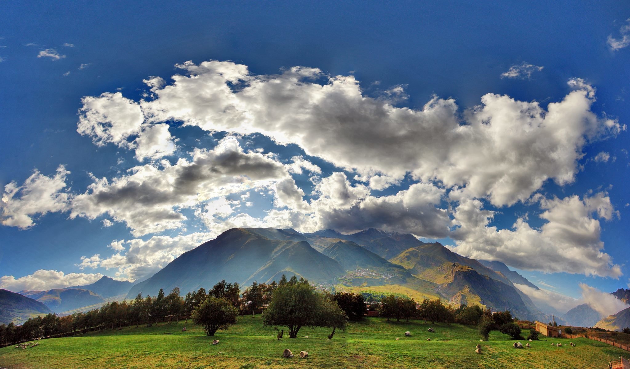 georgia nubes cielo campo hierba montañas kazbegi pueblo