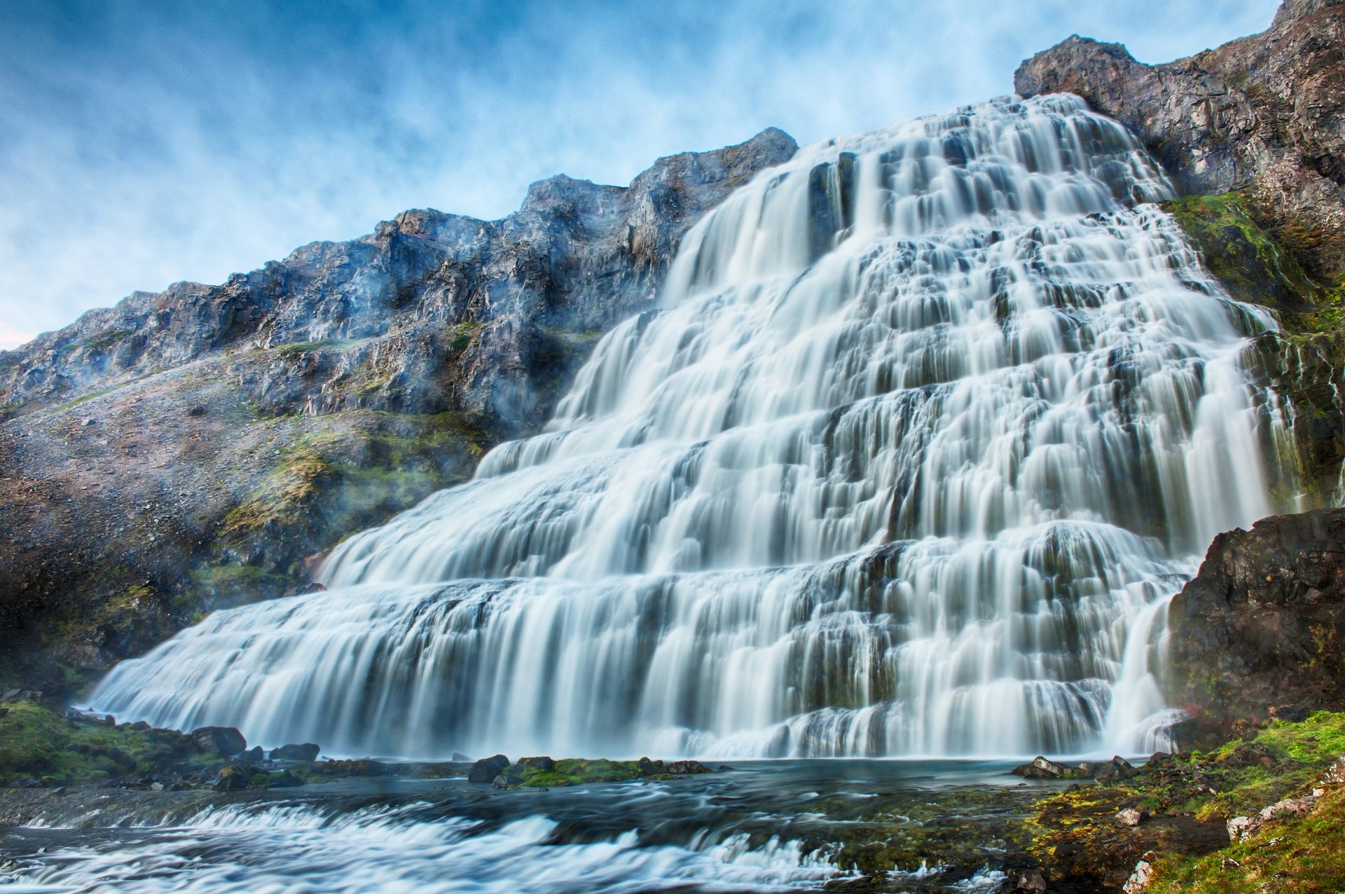 cascata roccia fiume