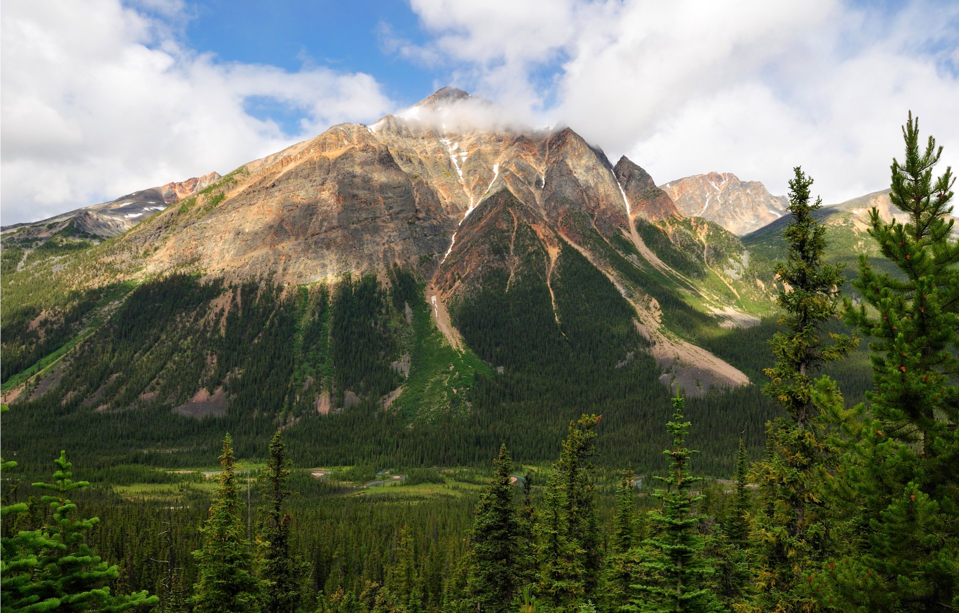 góry piramidy park narodowy jasper alberta kanada niebo góry drzewa