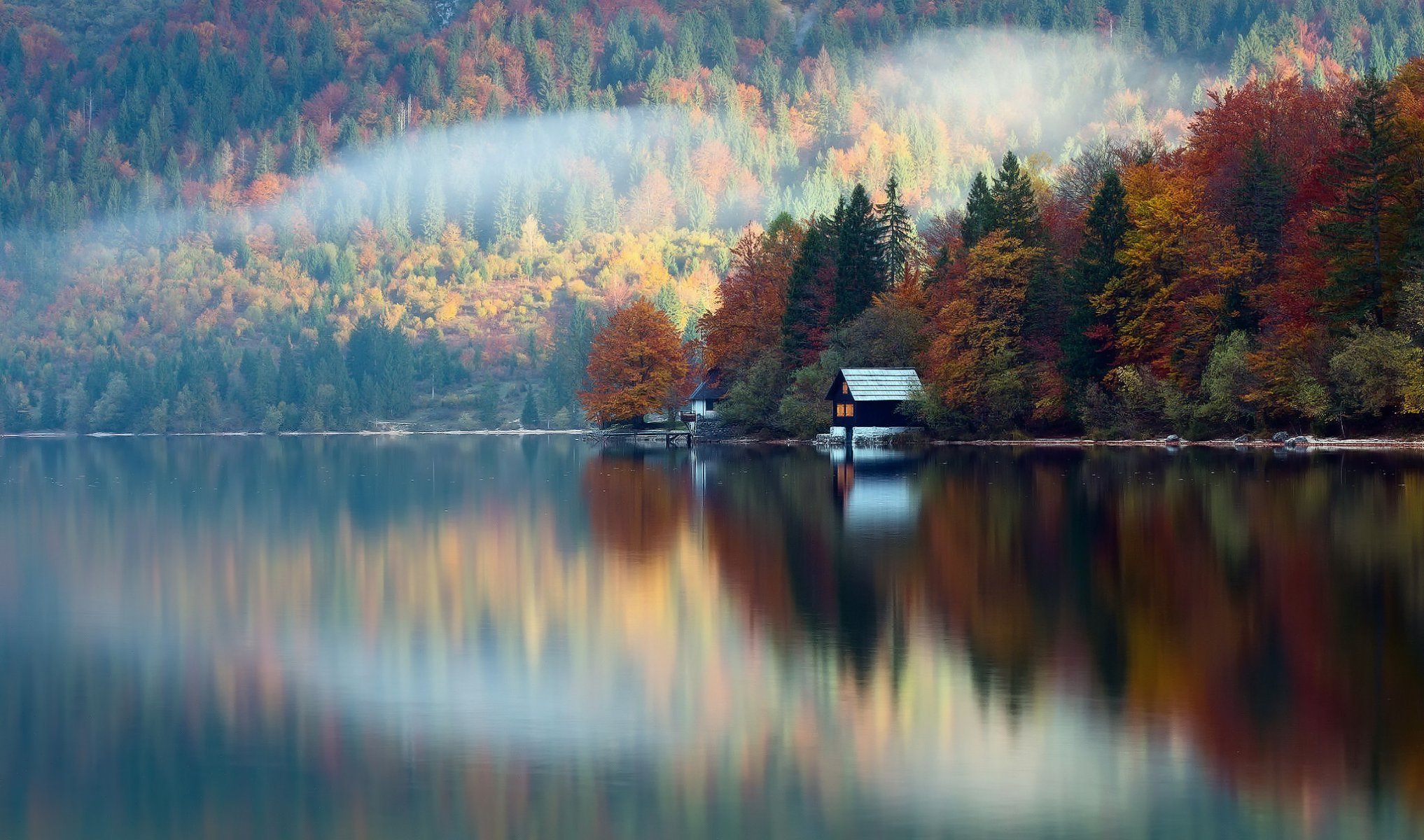 slowenien herbst oktober wald see hütte reflexionen