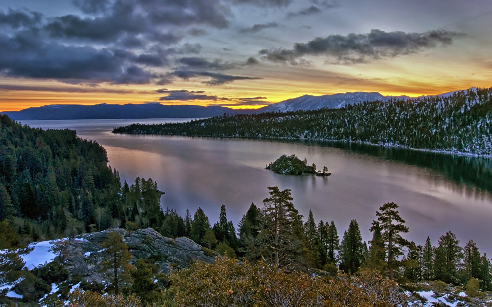 río rocas árboles coníferas bosque nieve nubes puesta de sol