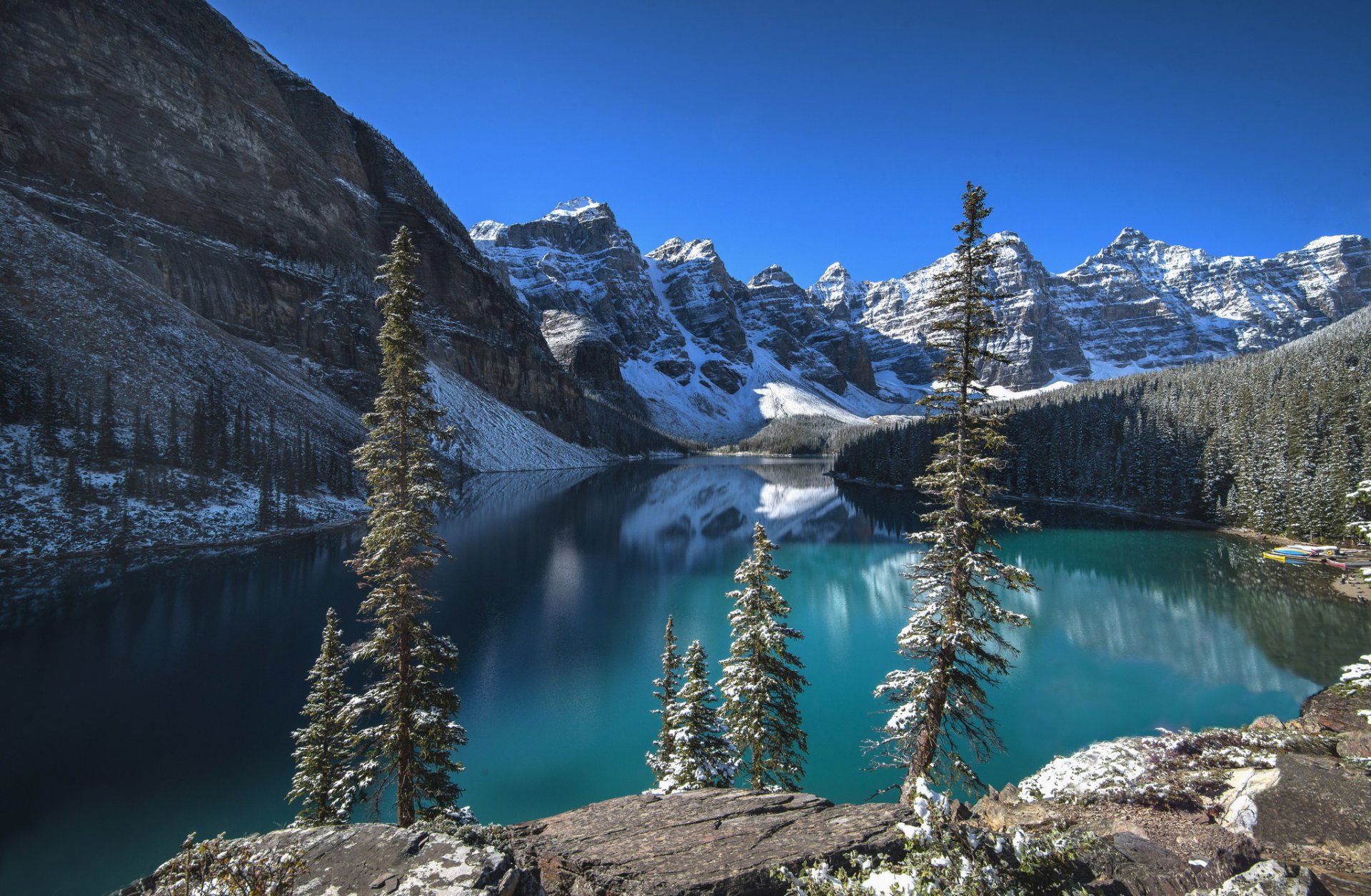 moraine park narodowy banff alberta kanada jezioro góry niebo chmury las drzewa skały śnieg