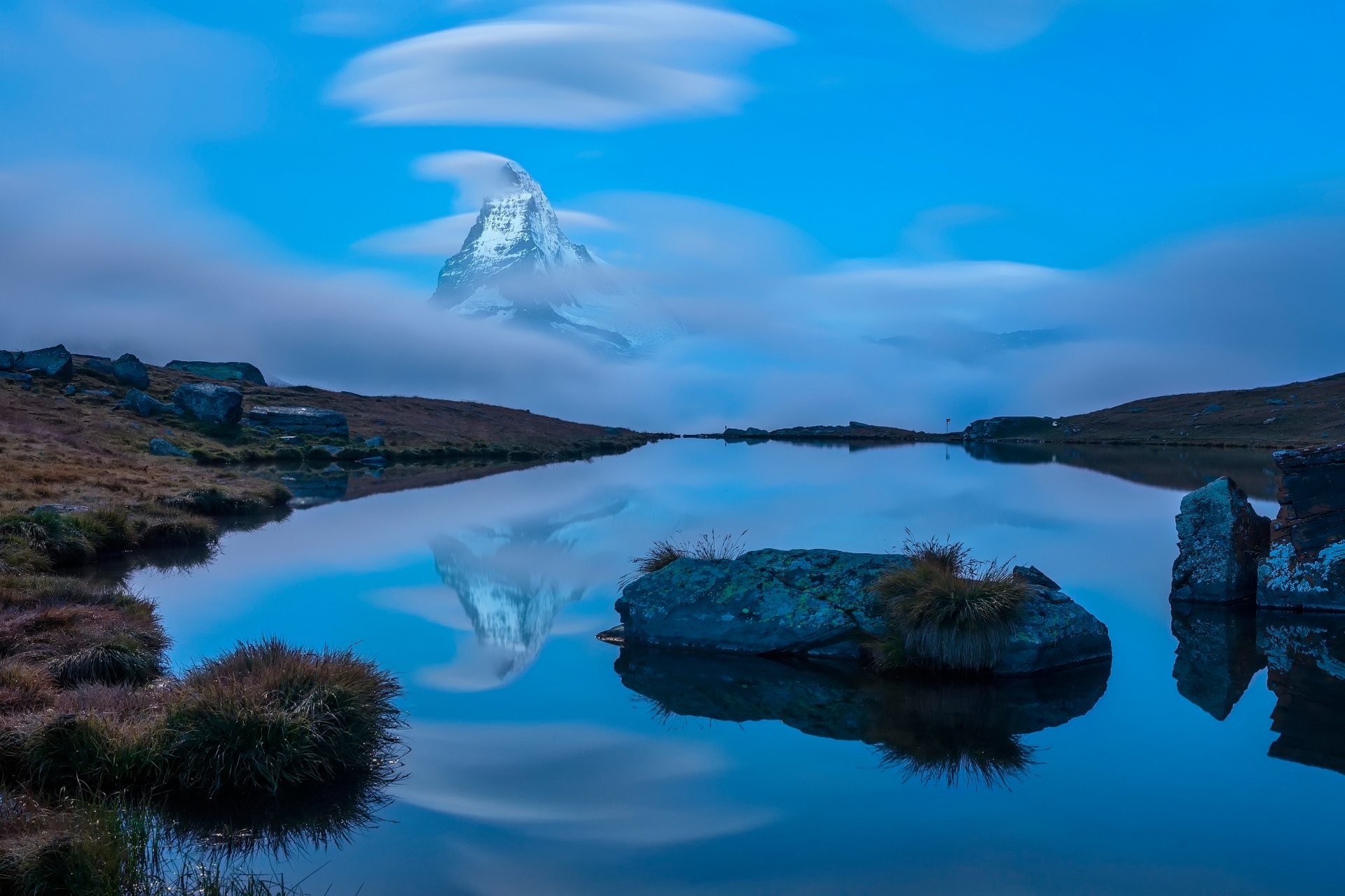 montagne brume réflexion