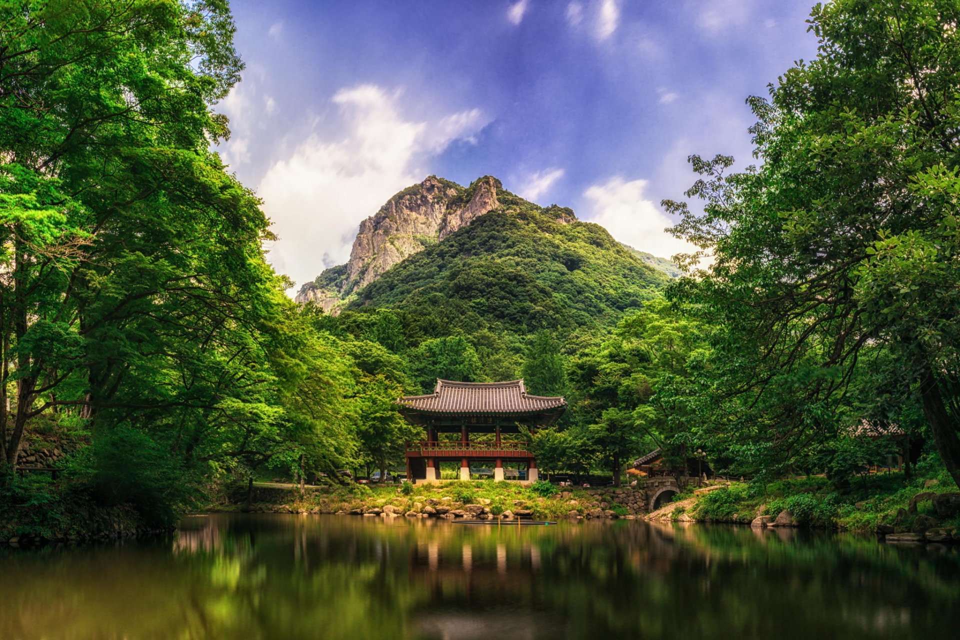 montaña lago naturaleza china bosque árboles puente