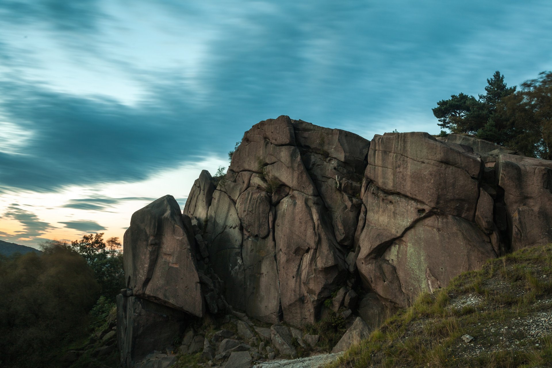 rochers arbres nuages soirée