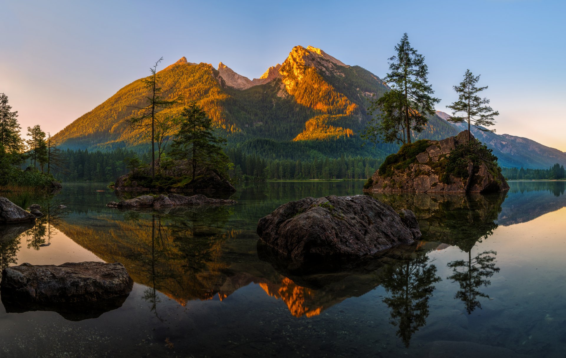 deutschland bayern berchtesgadener alpen berge inseln wald bäume see felsen steine hintersee und hochkalter