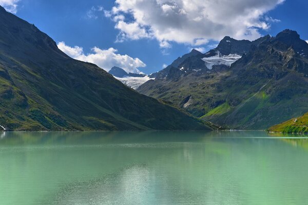 Orizzonte regolare tra montagne e Lago