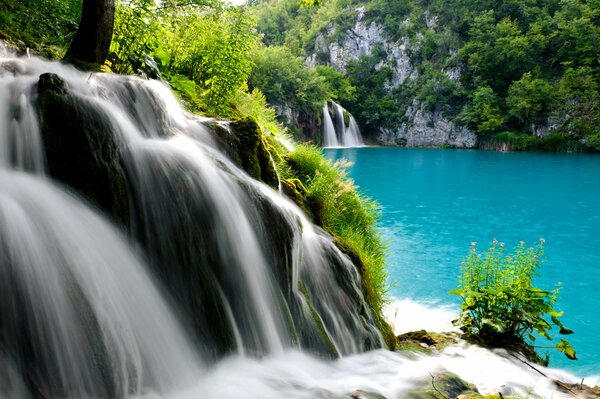 Cascade de montagne se jetant dans le lac bleu