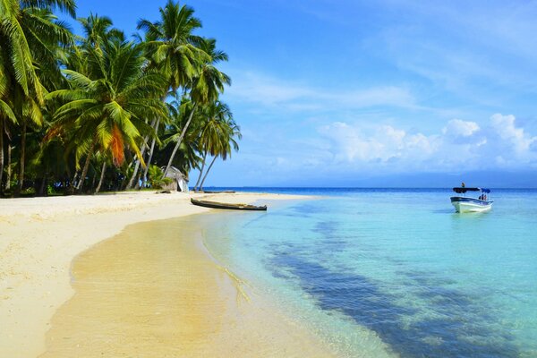 Barche sul mare in spiaggia tropicale