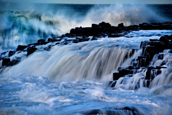 Caída de agua natural desde Irlanda del Norte