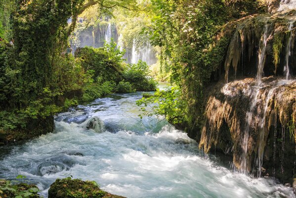 Schöne Landschaft des morgendlichen Wasserfalls