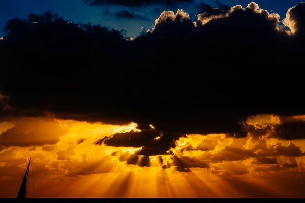 Die Sonnenstrahlen brechen wegen der Wolken auf