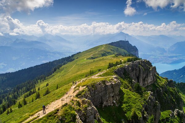 Belle nature des montagnes et des lacs