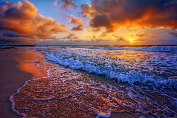 Olas del mar al atardecer