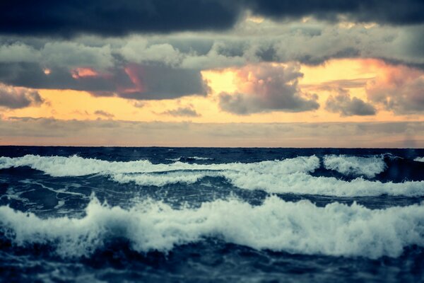 Tiefblaues Meer bei Sonnenuntergang des Tages