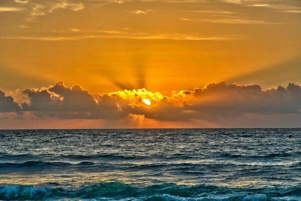 Al tramonto, l orizzonte è assolutamente chiaro