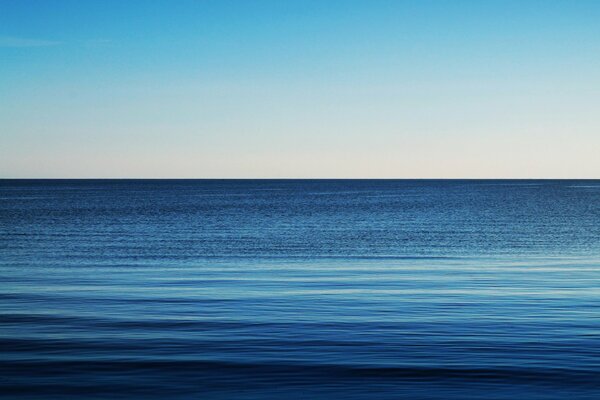 Blauer Himmel und Wasseroberfläche