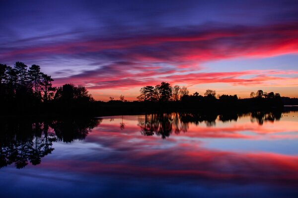 Reflejo de la puesta de sol en la superficie del mar en Inglaterra