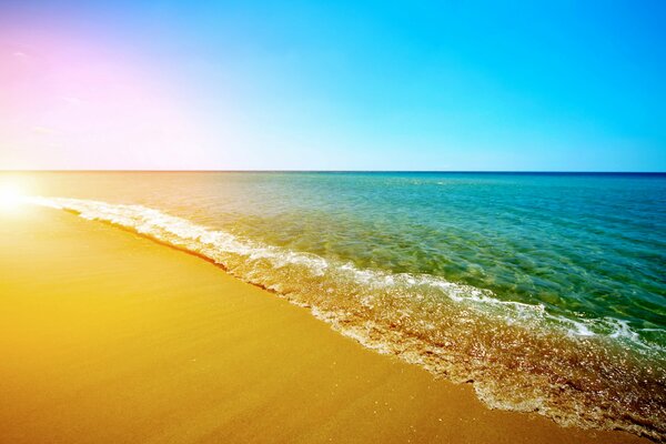 Costa de arena con un horizonte despejado