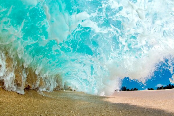 Onda che afferra la sabbia sulla spiaggia