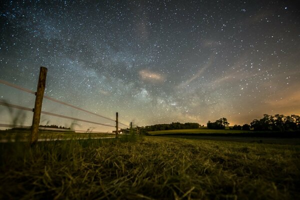 Zdjęcie nocnego gwiaździstego nieba w polu