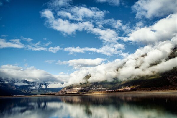 Nubes en el cielo, agua y montañas