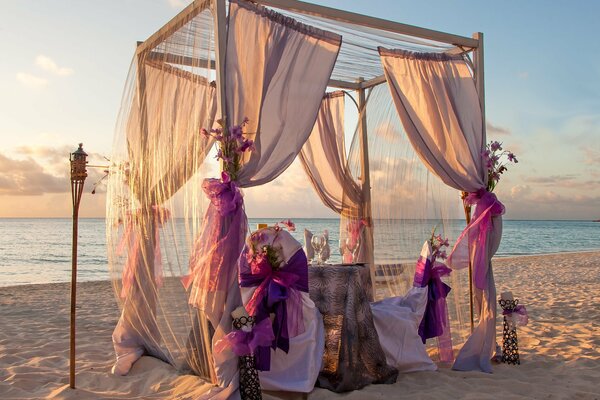 Gazebo sulla spiaggia sabbiosa