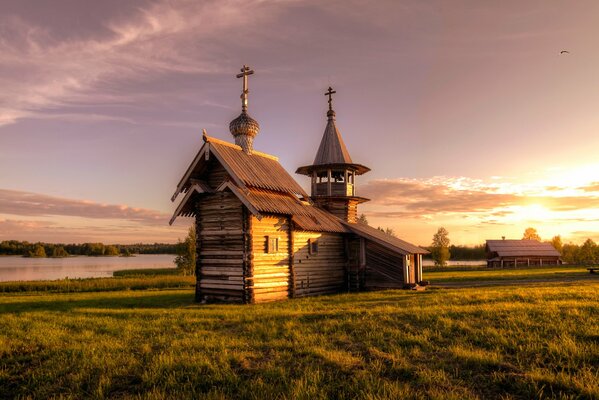 Российские пейзажи. Осенний вид на церковь