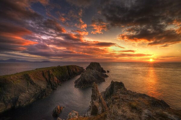 Puesta de sol en el horizonte del mar en Irlanda