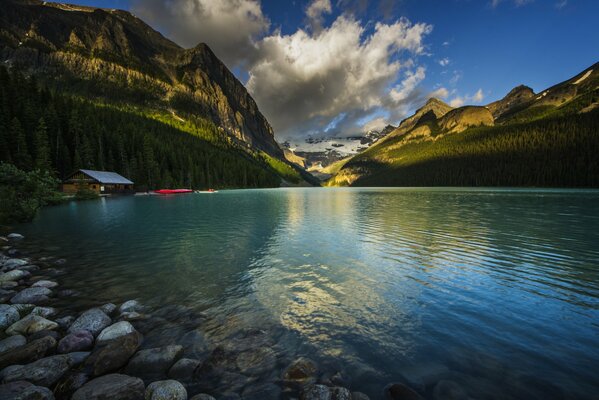 Naturaleza Canadá lago y montañas