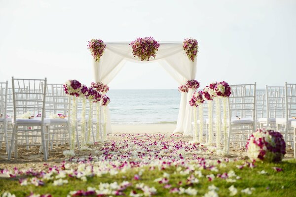 Conception de mariage sur la plage de sable