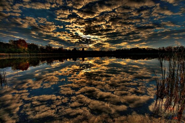 Spiegel reflektierter Wolken im Wasser