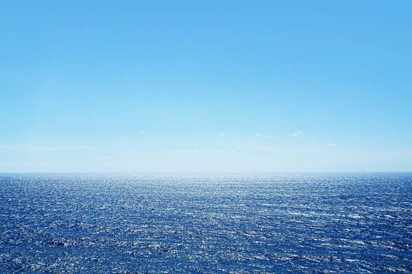 La surface bleue de l océan au-delà de l horizon