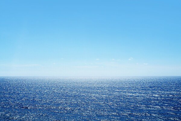 La superficie blu dell oceano che si estende oltre l orizzonte