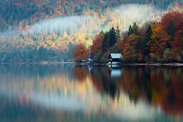 Haus am See im Herbst in Slowenien