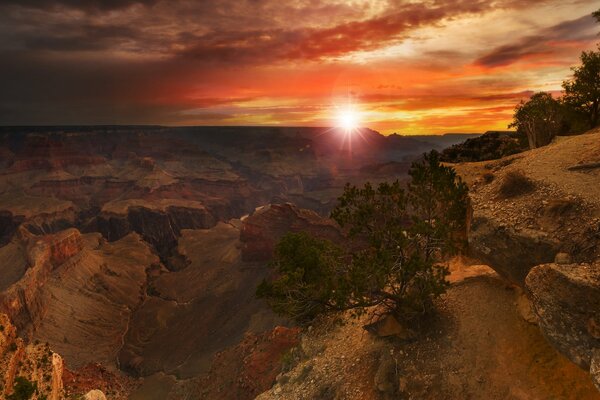 Coucher de soleil dans les belles montagnes