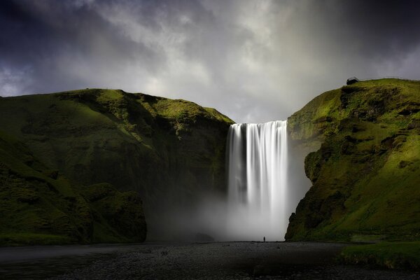 Cascata fenomeno magico della natura