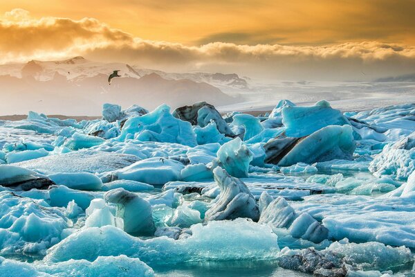 Laguna glaciale in Islanda durante il tramonto