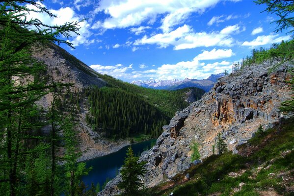 Lago de montaña en Alberta, Canadá