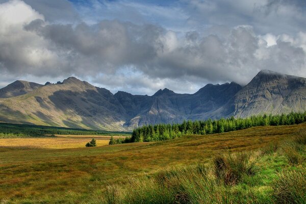 Majestätische Berge berühren die Spitzen der Wolken