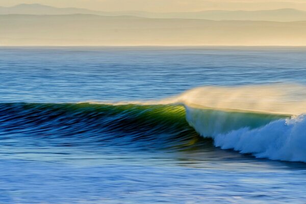 Mar olas y puesta de sol