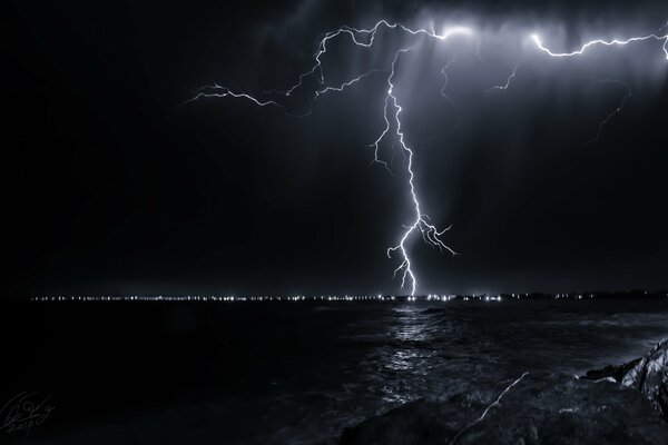 Relámpago en el cielo nocturno, cerca del mar