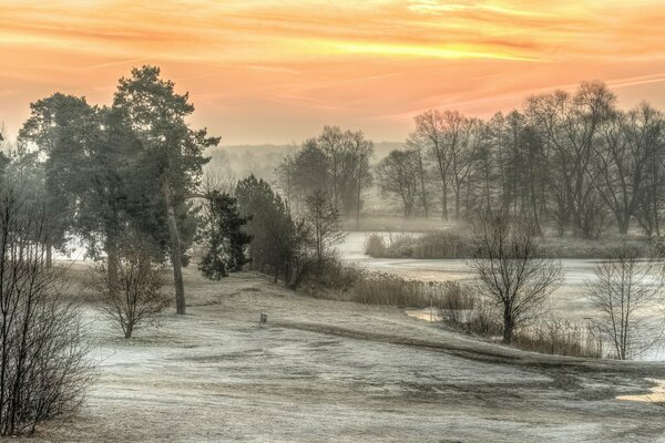 Sonniger frostiger Morgen in der Natur